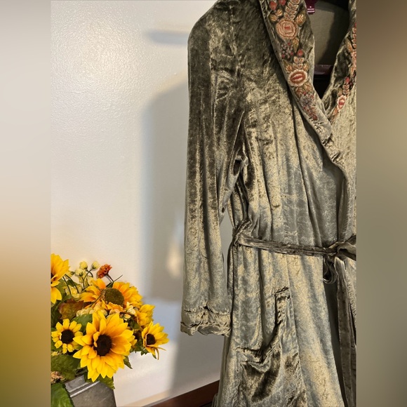 April Cornell women’s size medium sage green Long robe - Picture 4 of 5